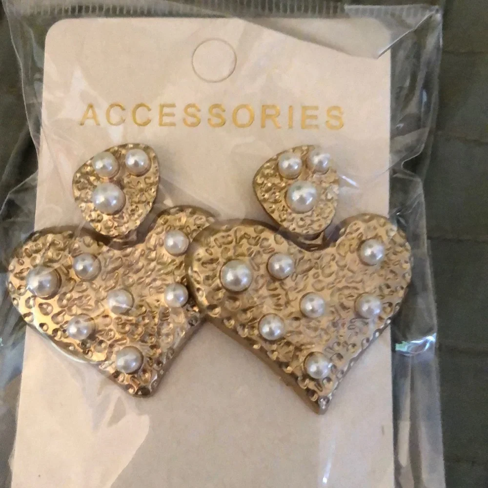 NWOT Heart earrings with simulated pearls Valentine’s Day